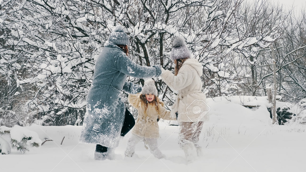 クリスマス冬休みに家で抱き合う幸せな家族イラスト素材透過、PNGフリー画像ダウンロード - Pngtree