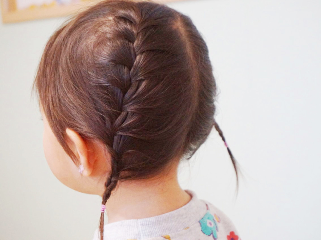 フィッシュボーン やり方 子供にも簡単にできる編み込みスタイル！前髪なしでもできるツイン二つ結び編み方＊美容師ヘアアレンジ動画 横浜 鶴ヶ峰 上手い 得意 美容室 ヘアサロンenx