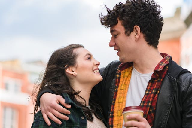 人物、日本人、カップル、公園、屋外、2人、男性、女性、正面、上半身、ポートレート、デート、肩を抱く - フォト作品紹介イラスト＆写真のストックフォトwaha ワーハ