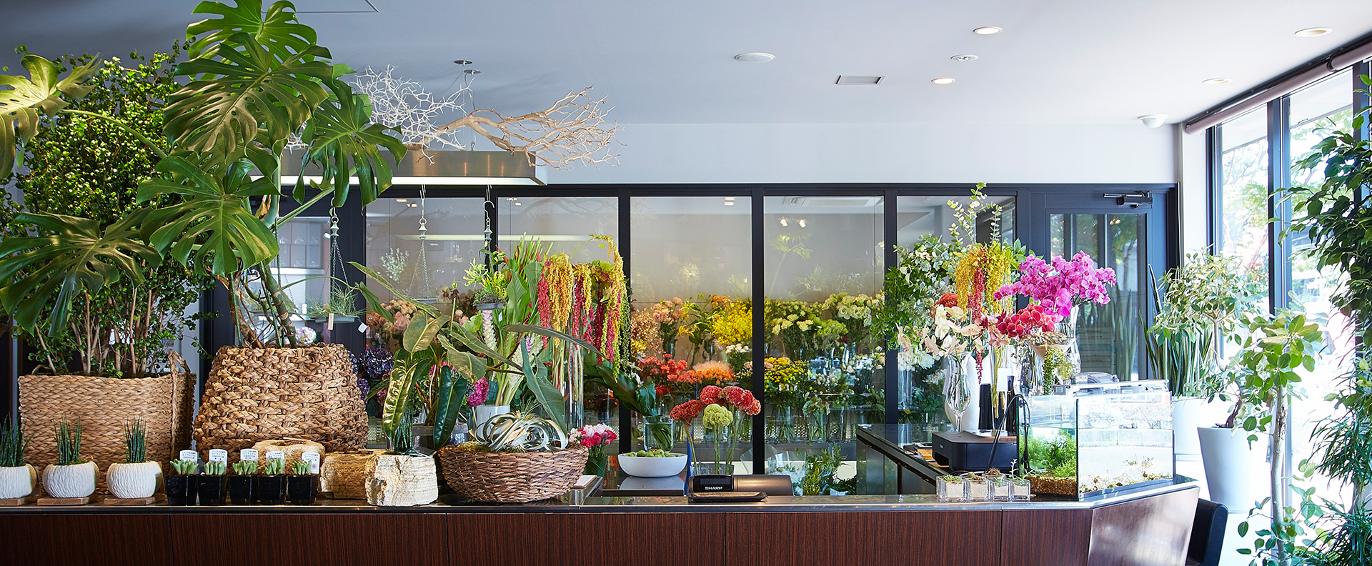 装花・フラワーコーディネートがセンス抜群！都内の結婚式場4選元プランナーの取材レポ＆結婚式のHowTo記事