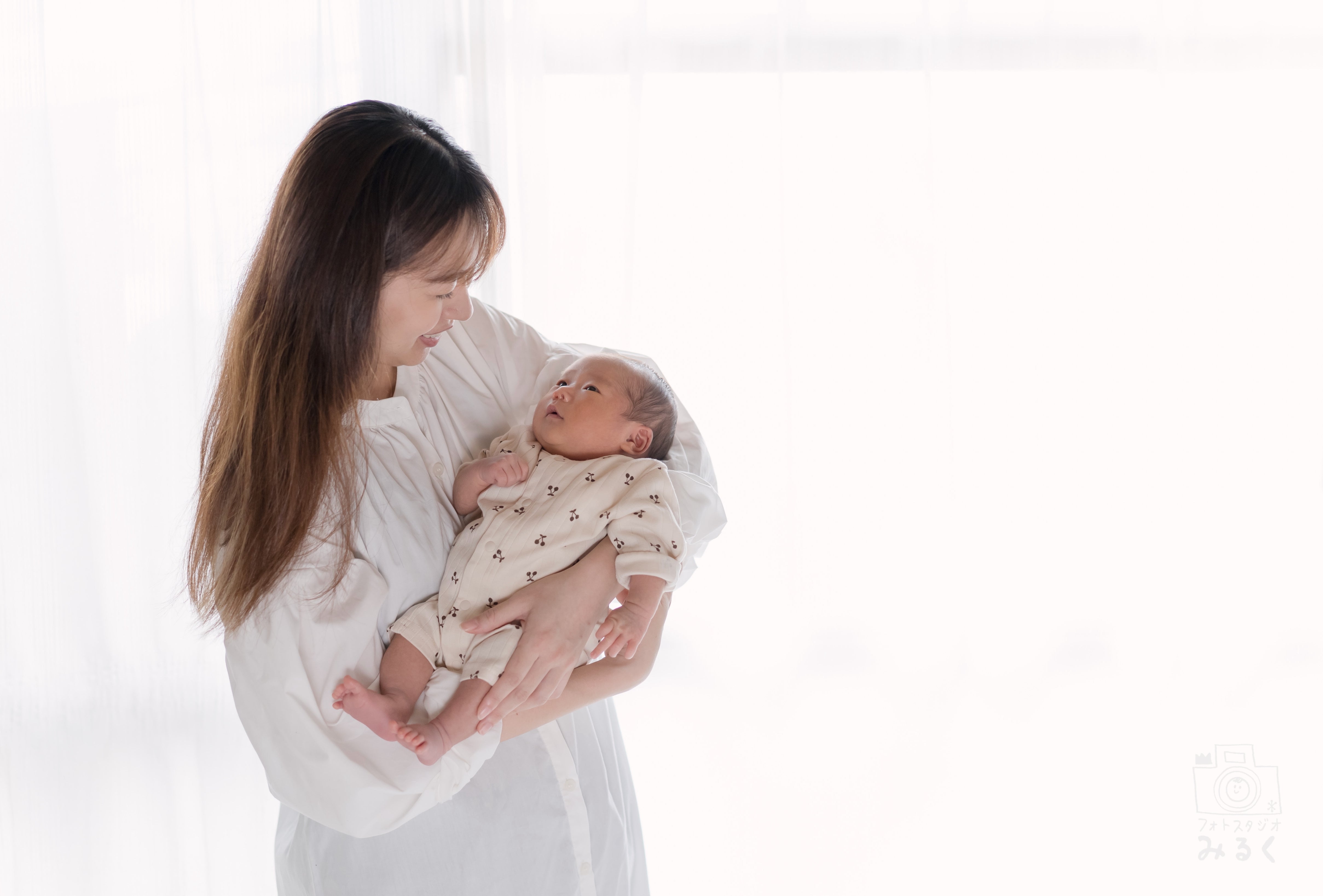 抱っこされる赤ちゃんに「お願い」ポーズの犬さん 赤ちゃんのお世話したいの？「ちっちゃいお姉ちゃん」「笑顔であやしてる」まいどなニュース