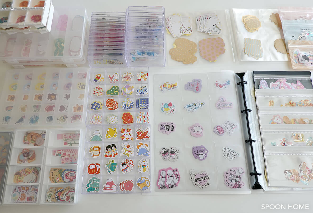 片づけに追われる日々を卒業しよう⁡ 子どものシール収納。 ➖➖➖➖➖➖➖➖➖➖➖ ⁡ 我が子も大好きなシール。 ⁡ 子ども用のシールはダイソーのポリプロピレンボックスにざっくり収納しています。 ⁡ そのボックスを無印のファイルボックスで作った簡易的な棚に入れ