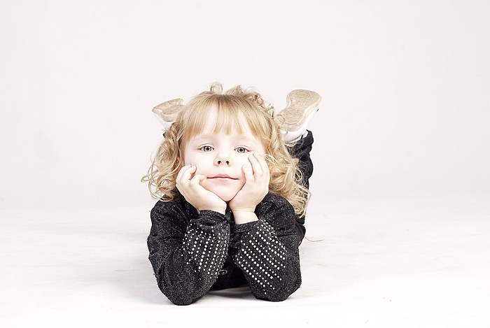 一人っ子女子あるある』 一人っ子女子は一人っ子だとは、あまり言いたくない いかがでしょうか？ 合ってる？違う？コメントで教えてください🤩描いてほしいエピソードや、リクエストも どしどしお待ちしてます😍 また次回もお楽しみに〜！👋😂 ☆いいね、コメント