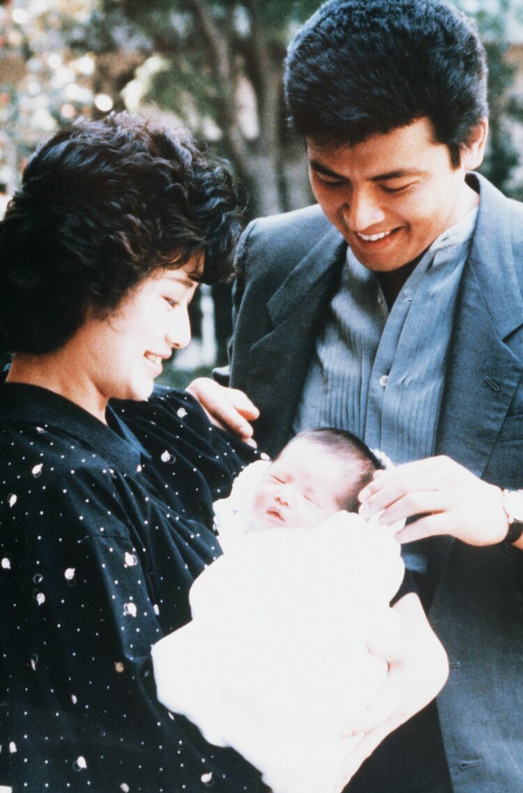 山口百恵さん三浦友和さん結婚前の賞レースのワンシーン 結婚55836357日本仮面昭和託された想い赤影TikTok