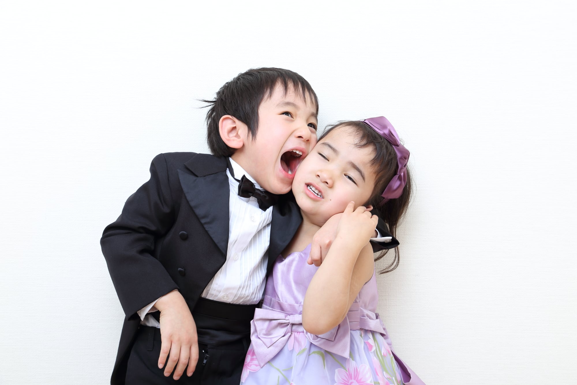 キスをする可愛らしい子供たち 10929000216 の写真・イラスト素材アマナイメージズ