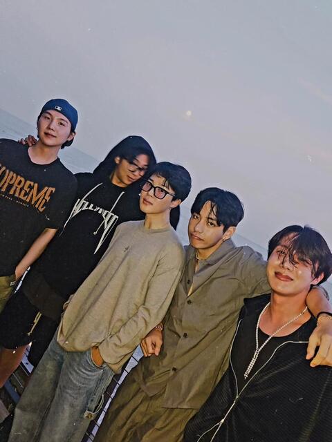 ガッツポーズする男女5人 07800054801 の写真・イラスト素材アマナイメージズ