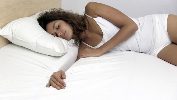 ベッドの上で見つめ合うカップルの写真素材FYI03954892ストックフォトの Qlean Market キュリンマーケット