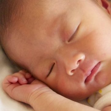 赤ちゃんを横向き寝で寝かせてもいいの？パンパース