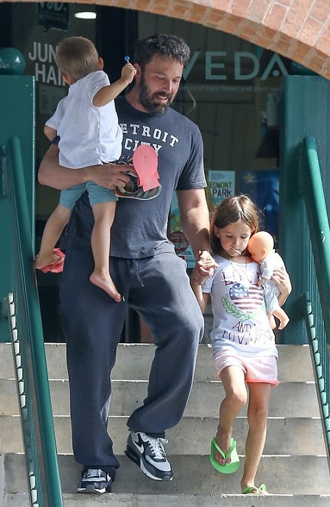 ジェニファー・ガーナーは勤労感謝の日にブレントウッドの家に到着した我が子のフィンを歓迎する一方、裸足で ジェニファー・ロペスと離婚中、元ベン・アフレックは「幸せ」– 為替レート予測