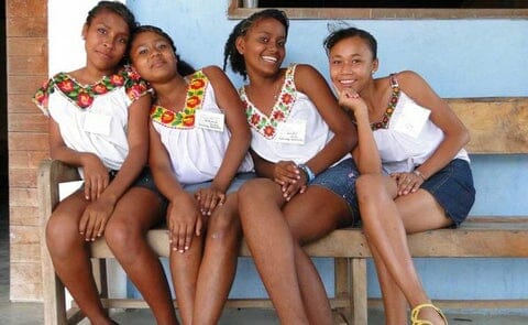 メキシコシティ、メキシコ-2011年12月29日：正体不明のメキシコ人女性がナプキンを販売し、伝統的な偽物の服を着ています。メキシコ人 の60％はメスティーソ民族グループに属していますの写真素材・画像素材 Image 113978597