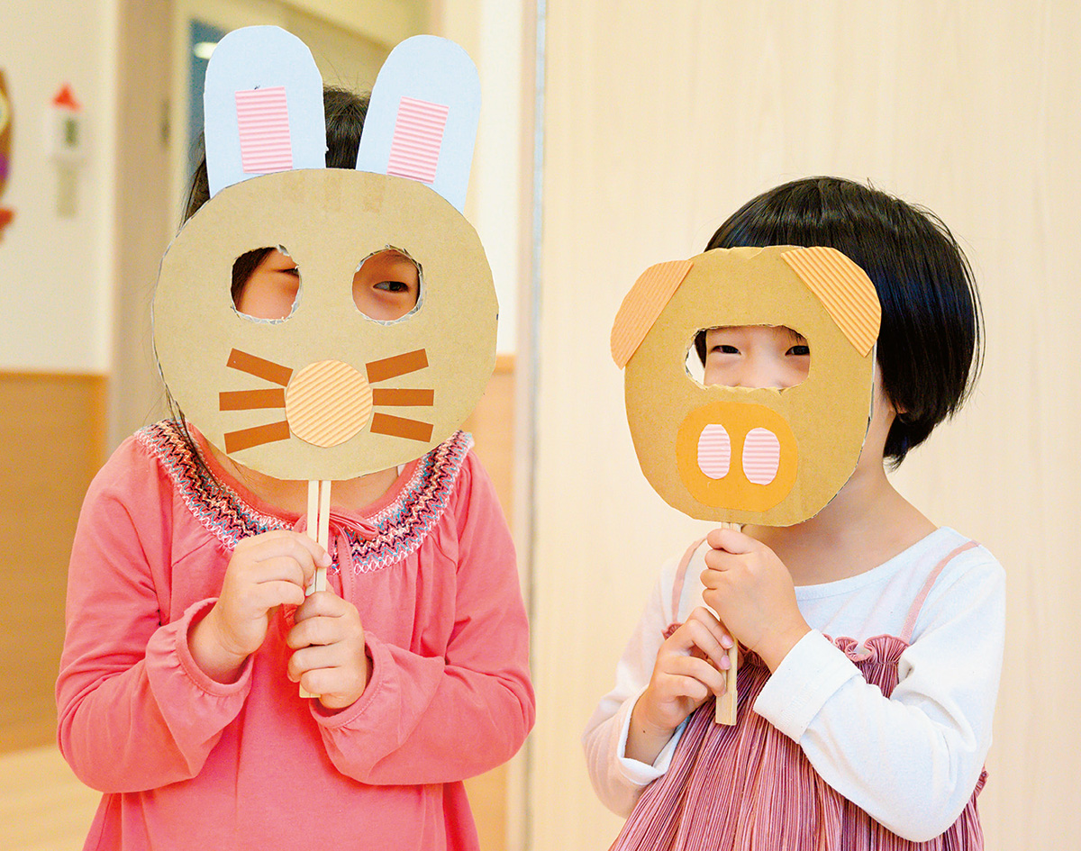 段ボールで電車ごっこ🚃📦 段ボールを電車のデザインにアレンジすると、子どもも更に楽しく遊べるのではないでしょうか✨今回は、甥っ子が「成田エクスプレス」が好きなので、そのデザインに作りました👦✨ みなさんも好きな電車のデザインで 作って遊んでみてくださいね