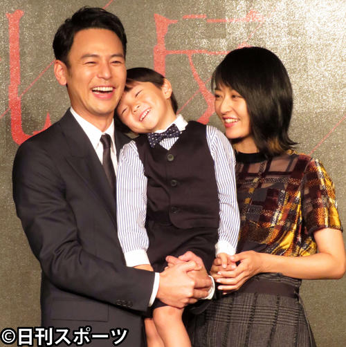 子供を抱っこする妻夫木聡に見えた優しい父親の姿 - ドラマ : 日刊スポーツ