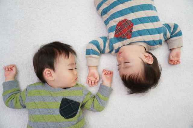 赤ちゃん電車だ！」「可愛いが渋滞」生後9カ月双子ちゃんのずり這い、追ってたのは誰？ラジトピ ラジオ関西トピックス