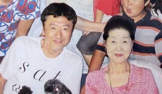 桑田佳祐の実家と家族。父母と義姉・えり子の影響。学生時代と若い頃の逸話 - FES ROCK