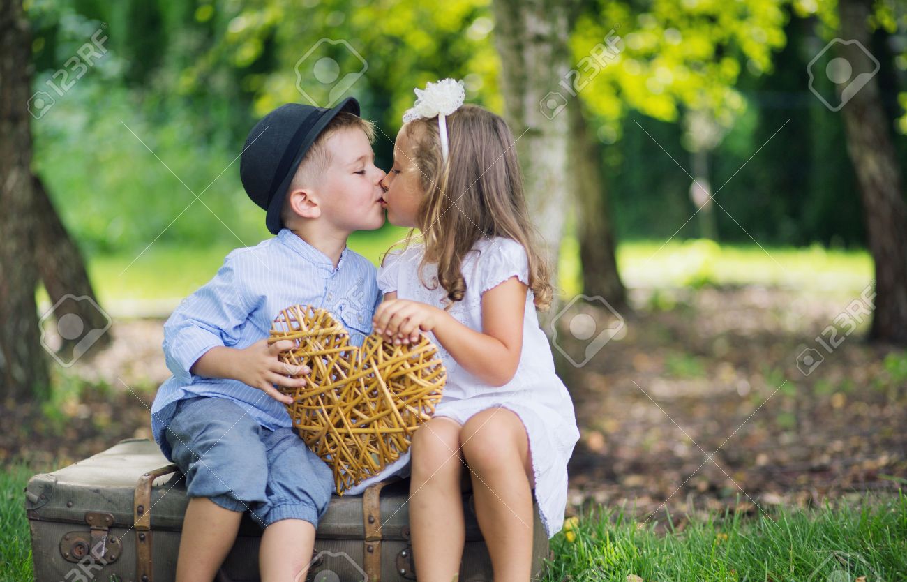 キスしようとする子どもたちの写真素材FYI01882116ストックフォトの Qlean Market キュリンマーケット