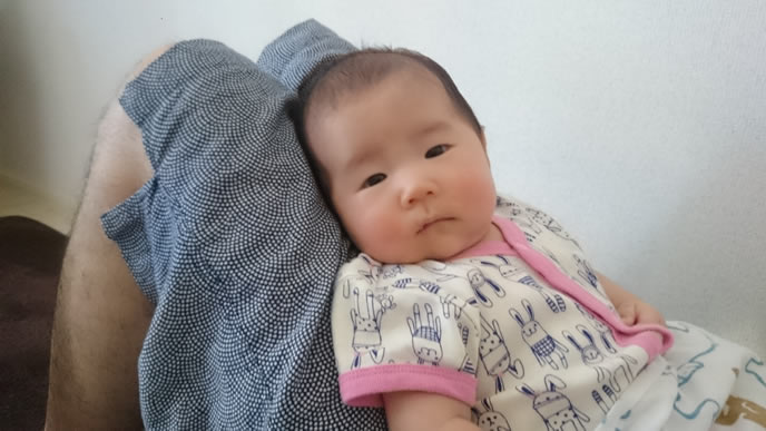 医師解説 赤ちゃんは横向きで寝てもいい？リスクや横向き寝を直す方法について