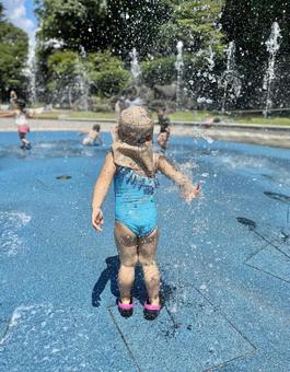 公園の水飲み場で水遊びする女の子 10264009464 の写真・イラスト素材アマナイメージズ
