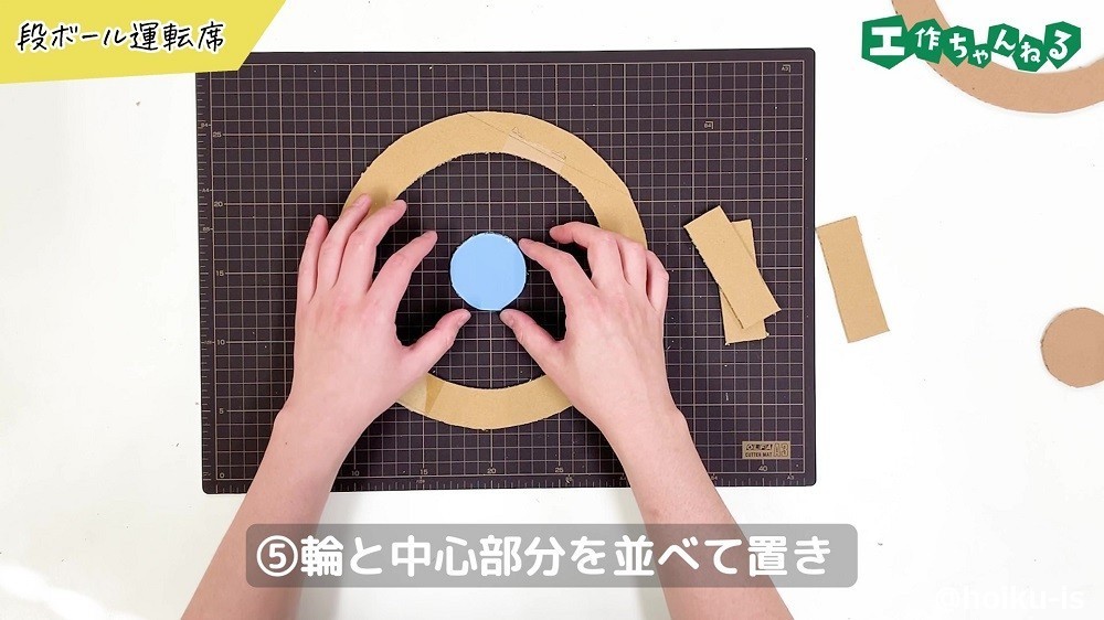 こんばんは🌝わたこ先生です☆ . 本日は、 ごっこ遊びで大活躍☆ 段ボールクッキー🍪 を作ります✂️✨ . ◾️段ボール ◾️画用紙or折り紙◾️カラーセロハン ◾️ポスカ で作りました🍪✨ . 年齢に合わせてにはなりますが、 保育者が段ボールでクッキーの形を作ってお