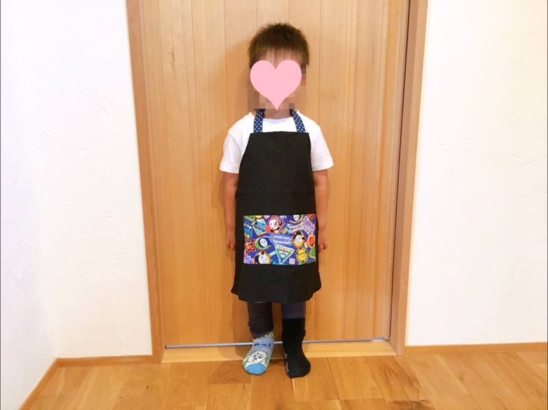 子供用エプロンの作り方 80、90、100㎝ ゴム紐でかぶって着られる『かわいい手づくり子ども服』掲載作品型紙なしで作れる