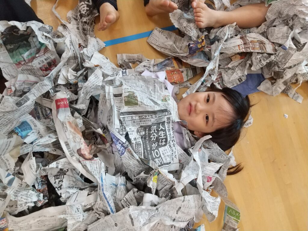 新聞紙を使った運動遊びおすすめ12選 大人も一緒に愉しもう！- coordisports