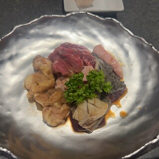 ドラマ『モダン・ファミリー』のサラ・ハイランドが、共演者に囲まれてウェルズ・アダムスと結婚