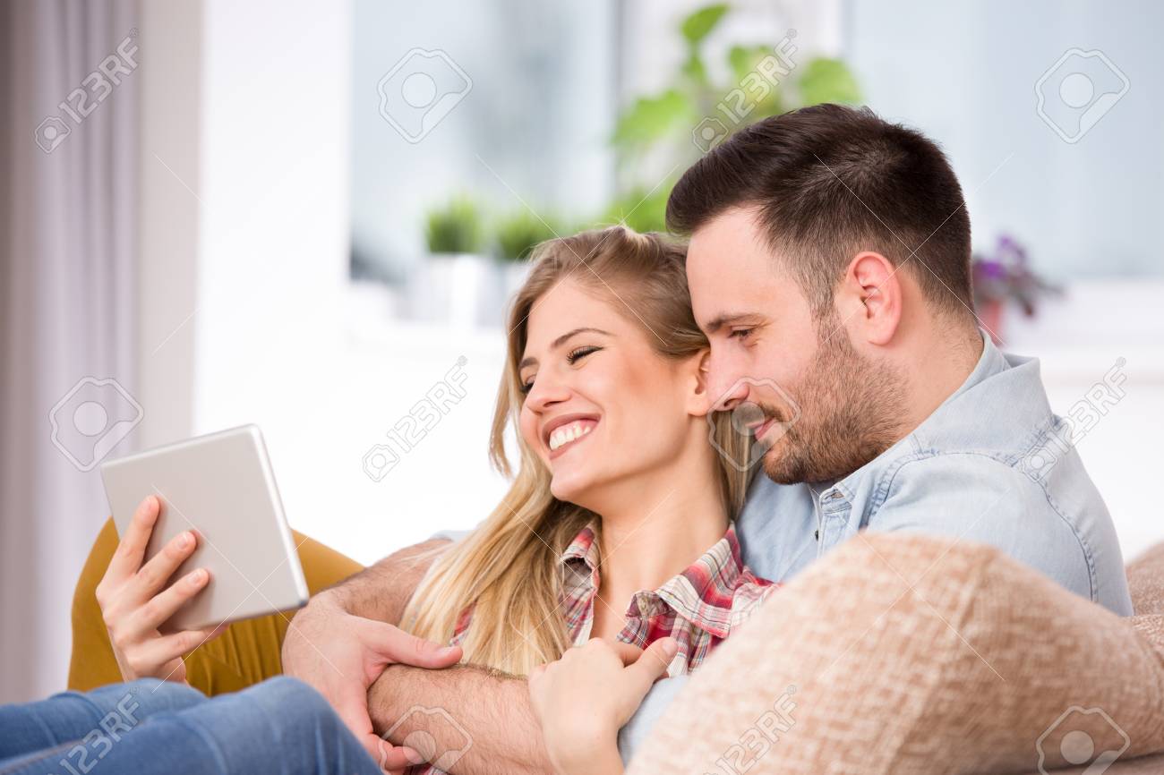 ウェディング カップル ハグの写真素材FYI03403821ストックフォトの Qlean Market キュリンマーケット