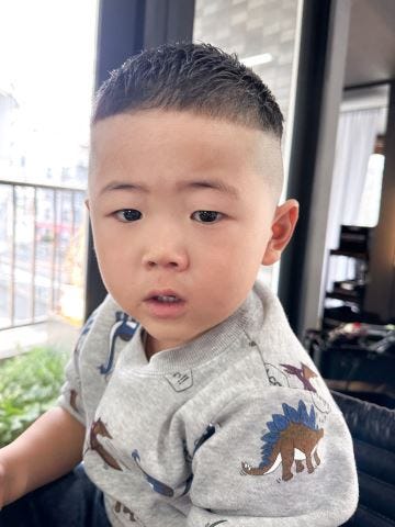 乱雑な髪型の少年の面白い肖像画 クレイジーヒップスターの子供 カラフルな髪を描いたスタイリッシュな男の子家族のサマーキャンプでパーティーで楽しさとお祝いをしている幸せな子供たち ポジティブで陽気な — ストック写真 © dmosreg381497048