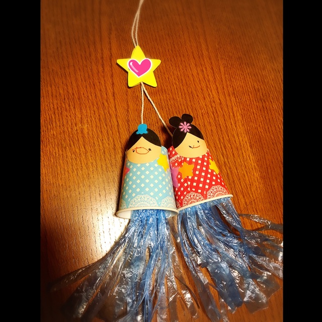 @_choooboo ←他の投稿はこちらから！, 七夕の吊るし飾り🎋, 乳児さんから楽しめる くだものモチーフの吊るし製作 をしました♪,🍉すいか🍉, ・模様は指に絵の具をつけてスーッと滑らせて♪, ・種は指スタンプでぽんぽん！,・織姫＆彦星の顔は、描いたりシールを貼ったり、年齢に合わせて◎, ・最後に紐をつけたら完成！, 🍍パイナップル🍍,