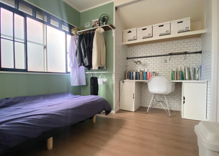 2024.02.14 水春から中学生になる末っ子 制服を掛けられる物が欲しくて でもハンガーラック置くと 四畳半しかない部屋にはジャマになるから浮いてるハンガーラック兼収納棚を作りました 洗面所に作った棚と一緒で 壁に直接付けてある棚は 地震があっても倒れてくること