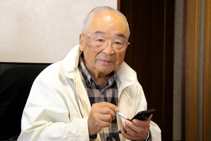 スマホを使うおじいちゃんと孫の写真素材62676638- PIXTA