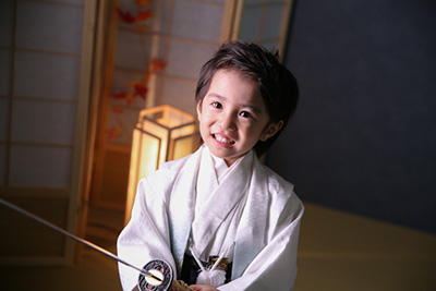 男の子の七五三の髪型まとめました！ 写真スタジオ武蔵野創寫舘 むさしのそうしゃかん です📸 これから七五三のお祝いをする皆様の参考になればと思い、男の子向けの七五三向きのヘアアレンジをまとめました！ 「耳掛けアップバング」はホットカーラーで カールをつけて