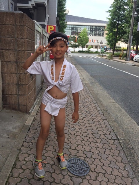 「鉄の塊を持ち上げているみたい」子供たちが博多祇園山笠を体験 博多の伝統行事、「博多祇園山笠」を子供たちが体験する「子供山笠教室」が開かれました。5日午後、櫛田神社で開かれた「子供山笠教室」に集まったのは、水法被姿の子供たち。「博多祇園山笠」の伝統と歴史を学んだあと、地元・博多小学校の児童たちの「櫛田入り」を見学しました。このあと子供たちは重さ500キロの山笠を元気よく舁きました。