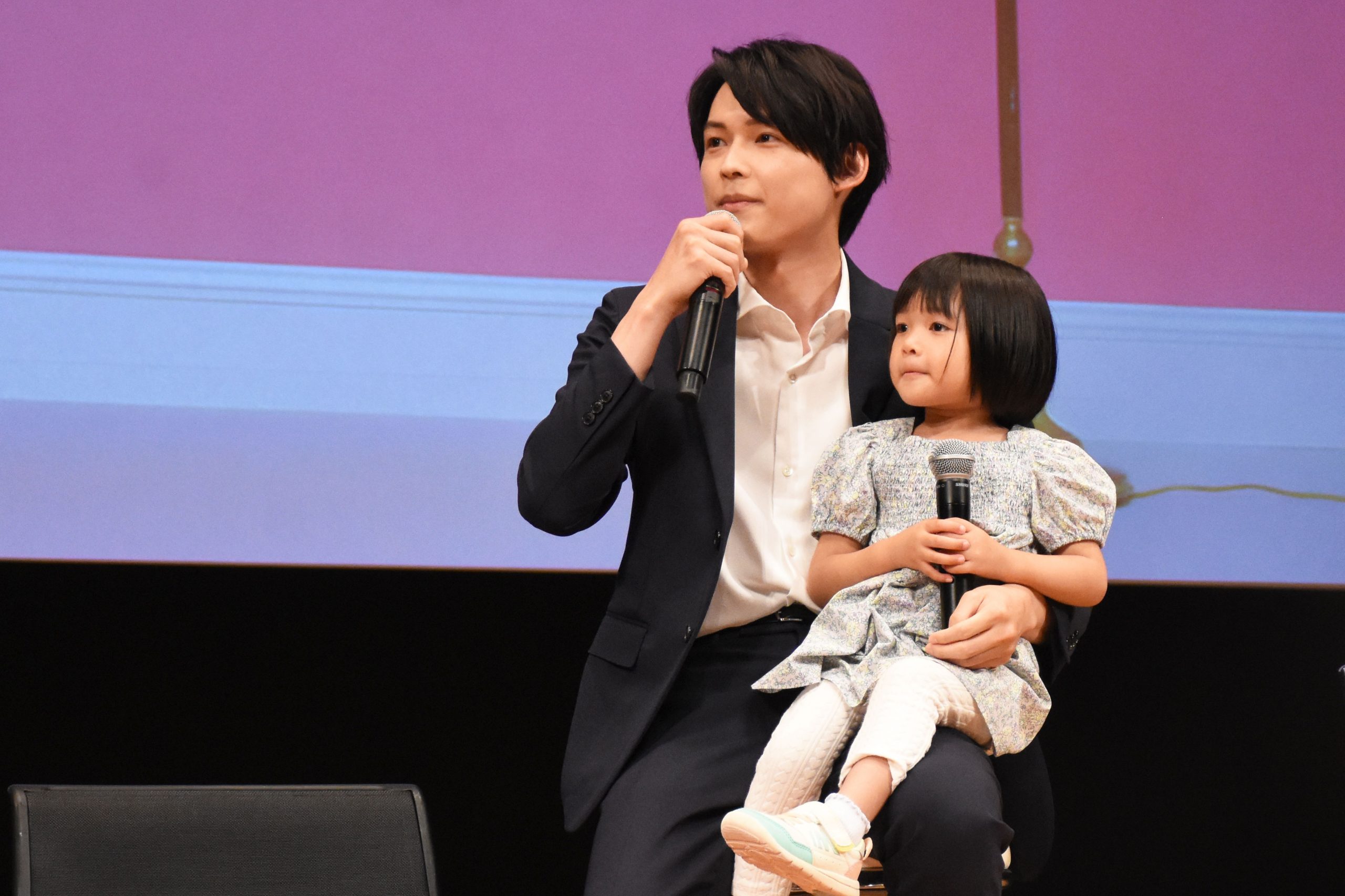 SixTONES松村北斗：頬にシールをペタペタ貼られ「メロってる」パパの顔 “娘”との動画が「可愛すぎる～」と話題 -MANTANWEB まんたんウェブ