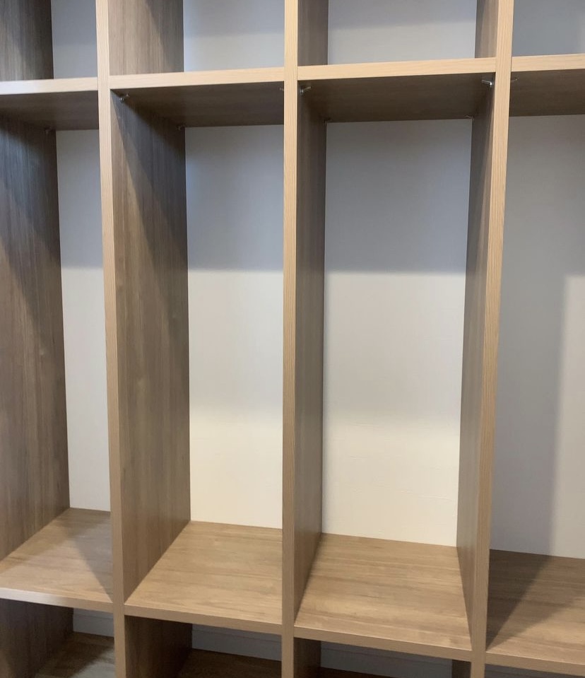 玄関に家族全員分のファミリーロッカー by @eightdesign 玄関を開けてすぐに荷物を置けるロッカー。 ランドセルなどの荷物はここが定位置。リビングに入って左手は黒板の壁。 こどもたちそれぞれのプリントを入れる郵便受けも設置してあります。 リビングが荷物や