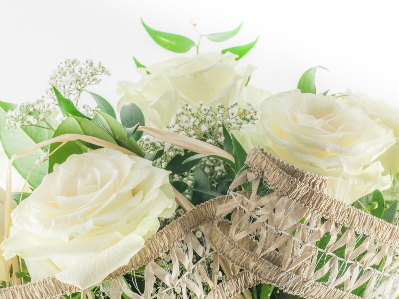 結婚式のためにお母様がお手作りしてくださった 世界に一つだけのウェディングブーケ🌹 赤い薔薇の花言葉は『愛情』 大きくて深い愛情をこれまでたくさん感じてきたと思います✨ 大切に育ててくださったお母様から愛情が詰まった 素敵な素敵なブーケのプレゼントでした