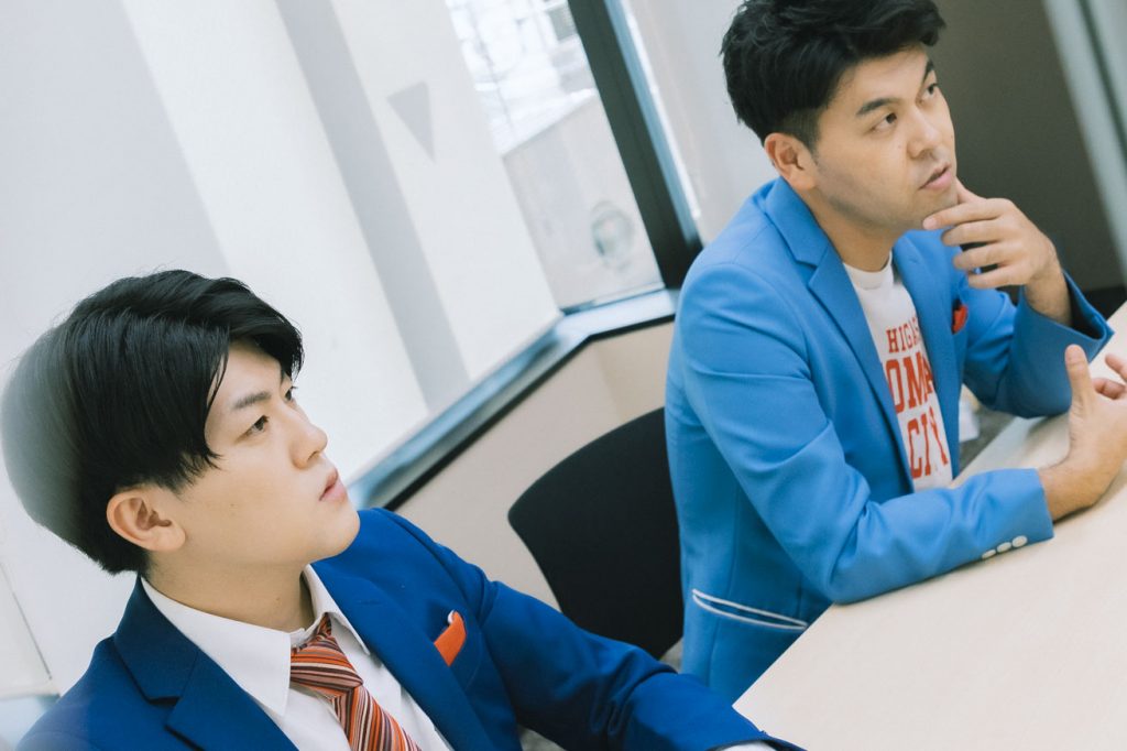 ペット情報メディア「mofmo」の特別インタビューコラムに人気お笑いコンビ「ミキ」の弟・亜生さん登場！株式会社インタースペース