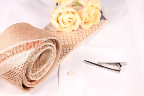 クタイピンの選び方と付け方でスーツスタイルに差がつく！知っておきたいネクタイピンの種類-広島並木通り店スーツコレクション-オーダースーツSADA