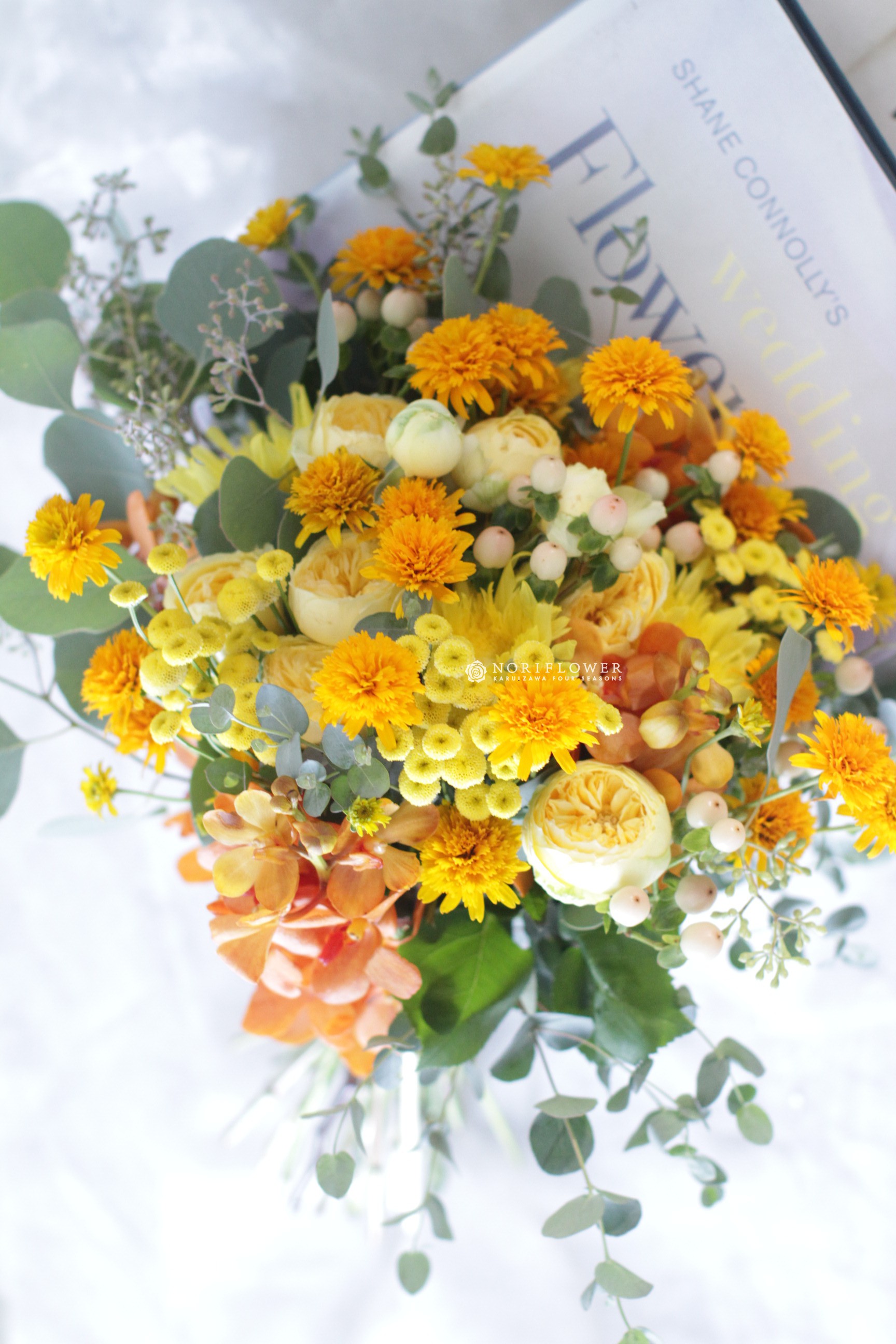 アーティフィシャルフラワーのイエローオレンジブルー系ウェディングブーケフラワーデザインミ