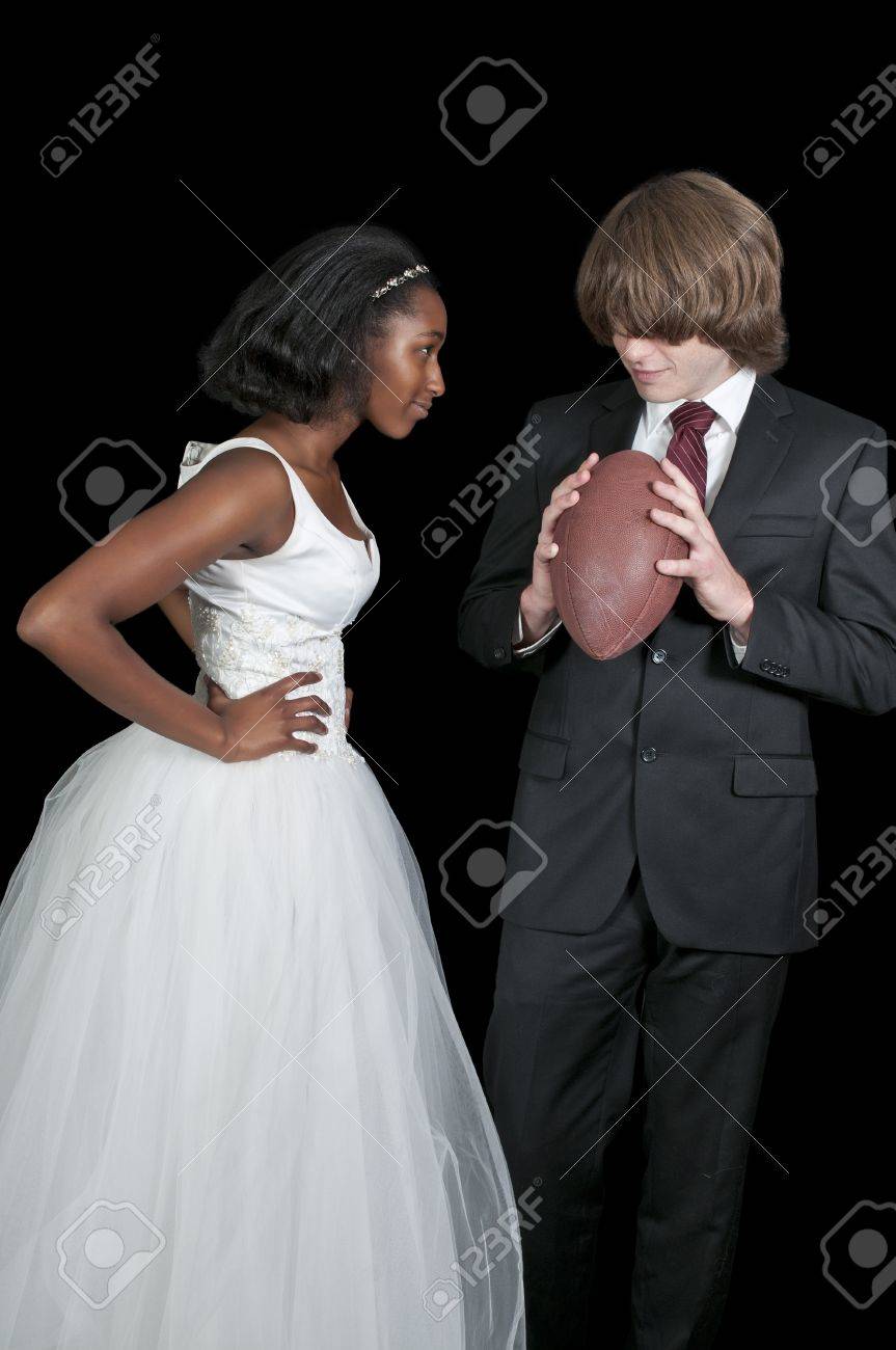 ノンバイナリ黒人男性と婚約後の海の海岸でお互いを愛情を込めて見て婚約者。ウェディングドレスとスーツを着たゲイの多民族カップルは、熱帯の島のビーチで新婚旅行を楽しんでいます。」の動画素材 ロイヤリティフリー 1108511059Shutterstock