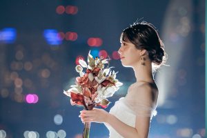 セルフ写真館用のヘアスタイル☺️ 前結婚式に参列した時にツインやったんだけどそれが可愛かったからまたやりたくて🥰アンバランスな感じで作ってもらえて可愛い、満足〜💓 写真ではあんまり見えなかったから髪型記録に載せておく😊 当日の髪型と装花が迷子すぎてやばい😇