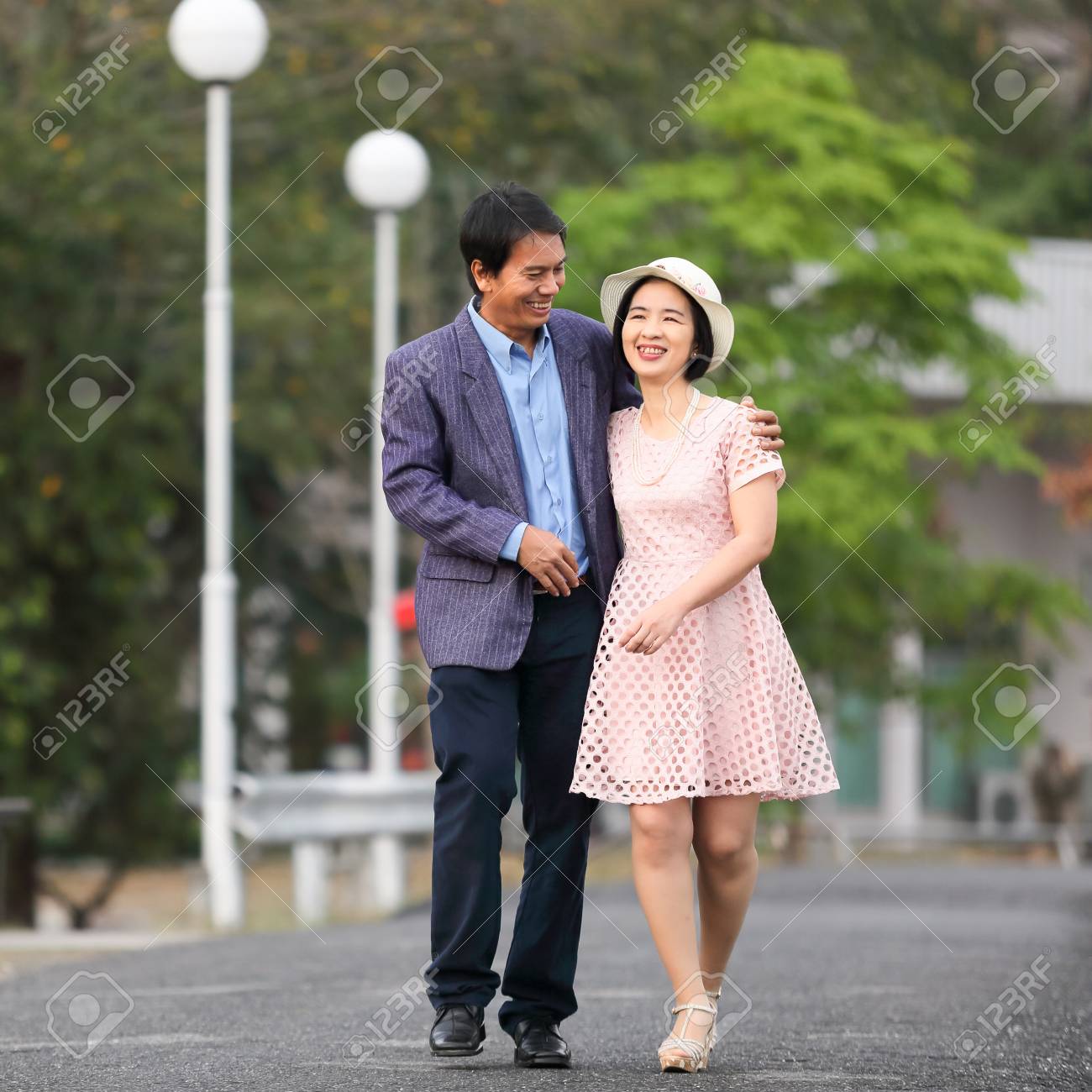 熟女 2人 手 日本人 老夫婦 立つ の画像素材その他のライフスタイルの写真素材ならイメージナビ