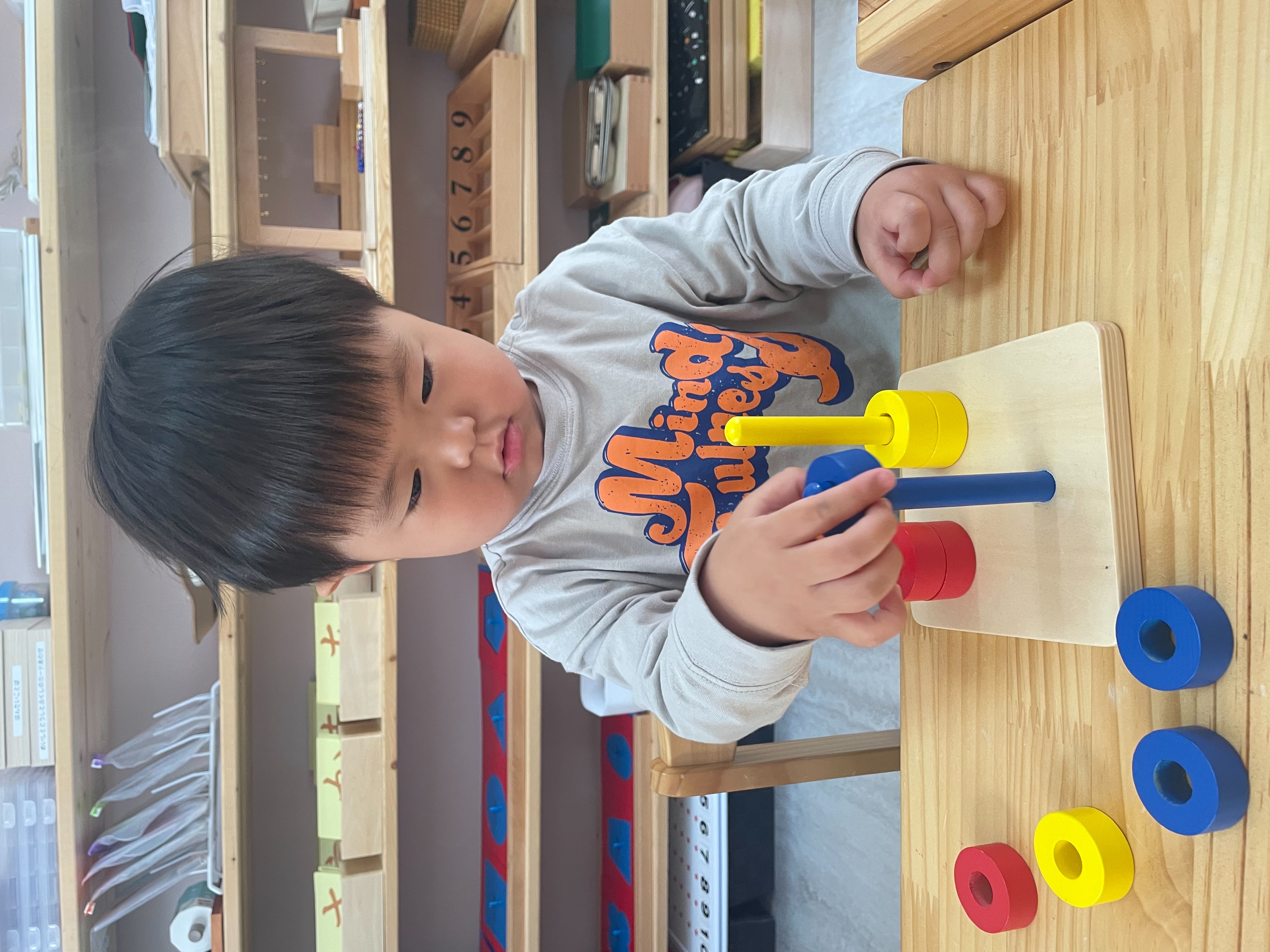 モンテッソーリ教育 ０歳からどうやってイタズラするようになるの？ - YouTube