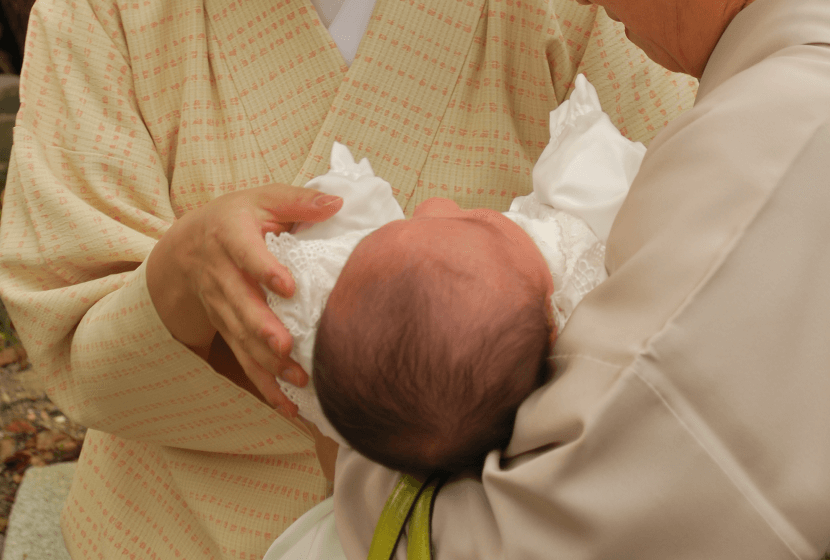 お宮参りの赤ちゃんの着物は誰がどこで用意する？費用や着せ方もお宮参りレンタル衣装は晴れ着の丸昌