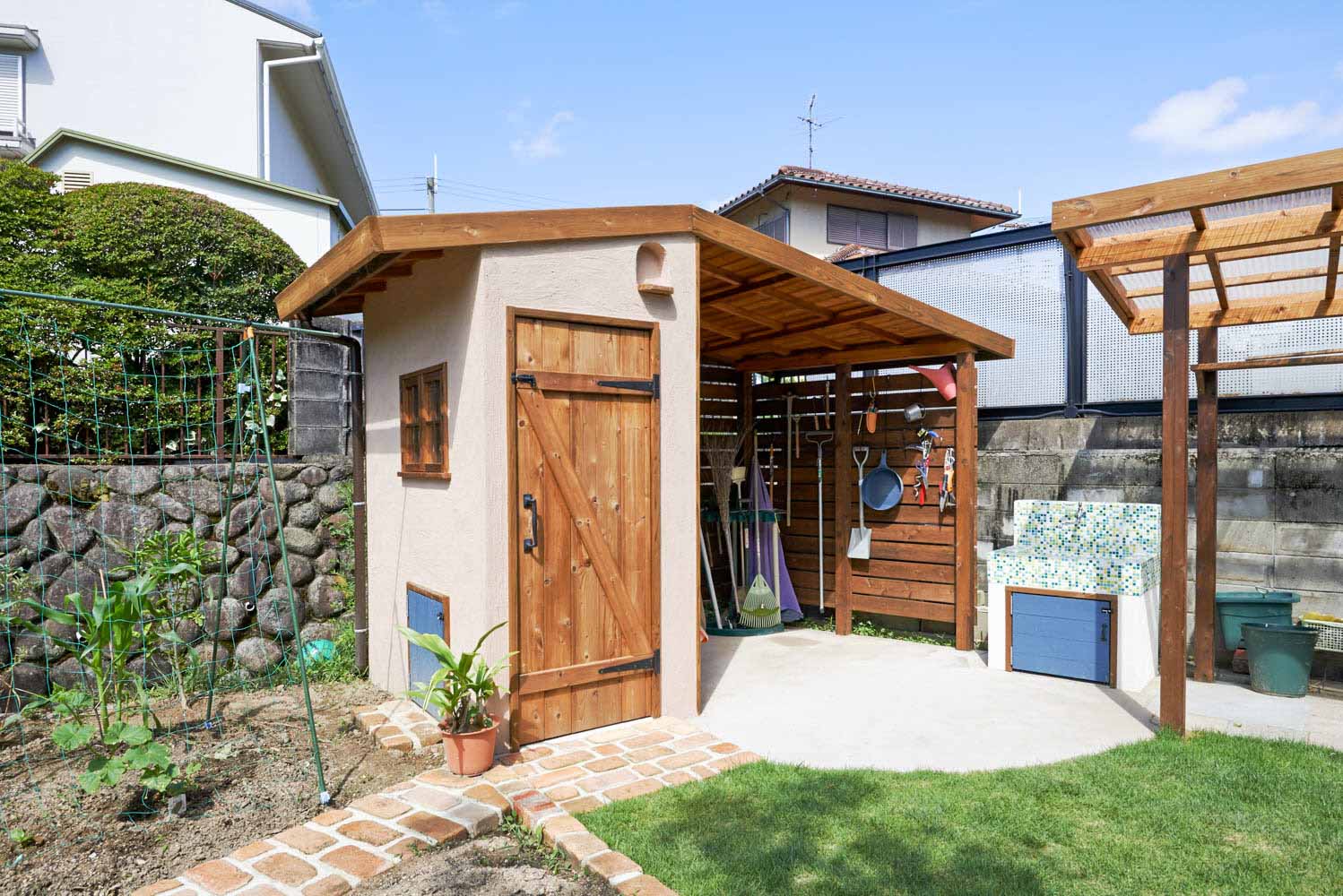 自転車小屋として。大容量のおしゃれなアメリカン物置設置工事 – お客様の声– ガーデンスタジオ雅楽庭・新光園 – 新潟の庭 ・ガーデニング＆外構・エクステリアデザイン工事