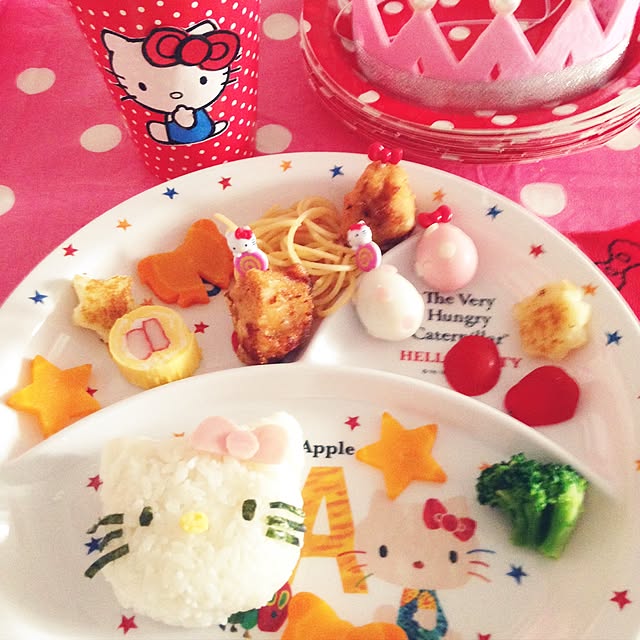 ２歳お誕生日フォト ごはん編アンパンマンオムライスを作りました😋😋クオリティはご愛嬌でバタバタと準備し、ばあばにチキンライスを作ってもらい、私は薄焼き卵予定が厚焼き卵になってしまった卵シートを作りました笑🥚量を作りすぎてしまったので実際芽生が