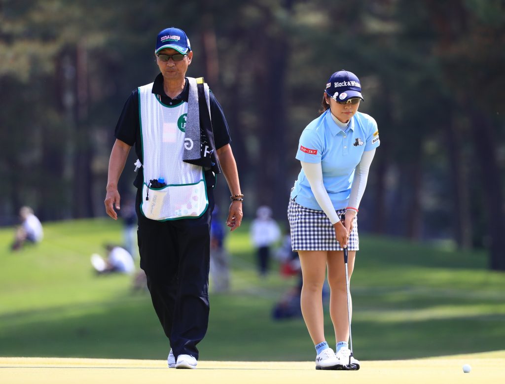 選手を支えるパパコーチ3 尾関彩美悠は祖父も父も、姉もレッスンプロ!? ベテラン勢も「父がコーチ」は多かった – Myゴルフダイジェスト