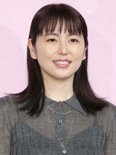 長澤まさみさん「メイクで隠しすぎなくなった。今はシワや法令線も愛しい」美的GRAND 表紙インタビュー | 美的.com