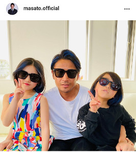 魔裟斗さん・矢沢心さん サンタクロース姿でケーキ配るTBS NEWS DIG