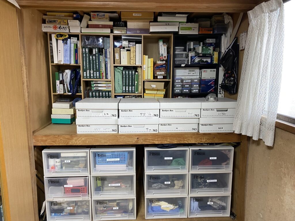 男の隠れ家～釣り好きご主人の趣味室＆書斎 藍いろの家～横葺きのガルバリウム外壁が特徴の家型のおうち。家型フォルムの中の通り土間は家族のお気に入り～- 書斎事例SUVACO スバコ