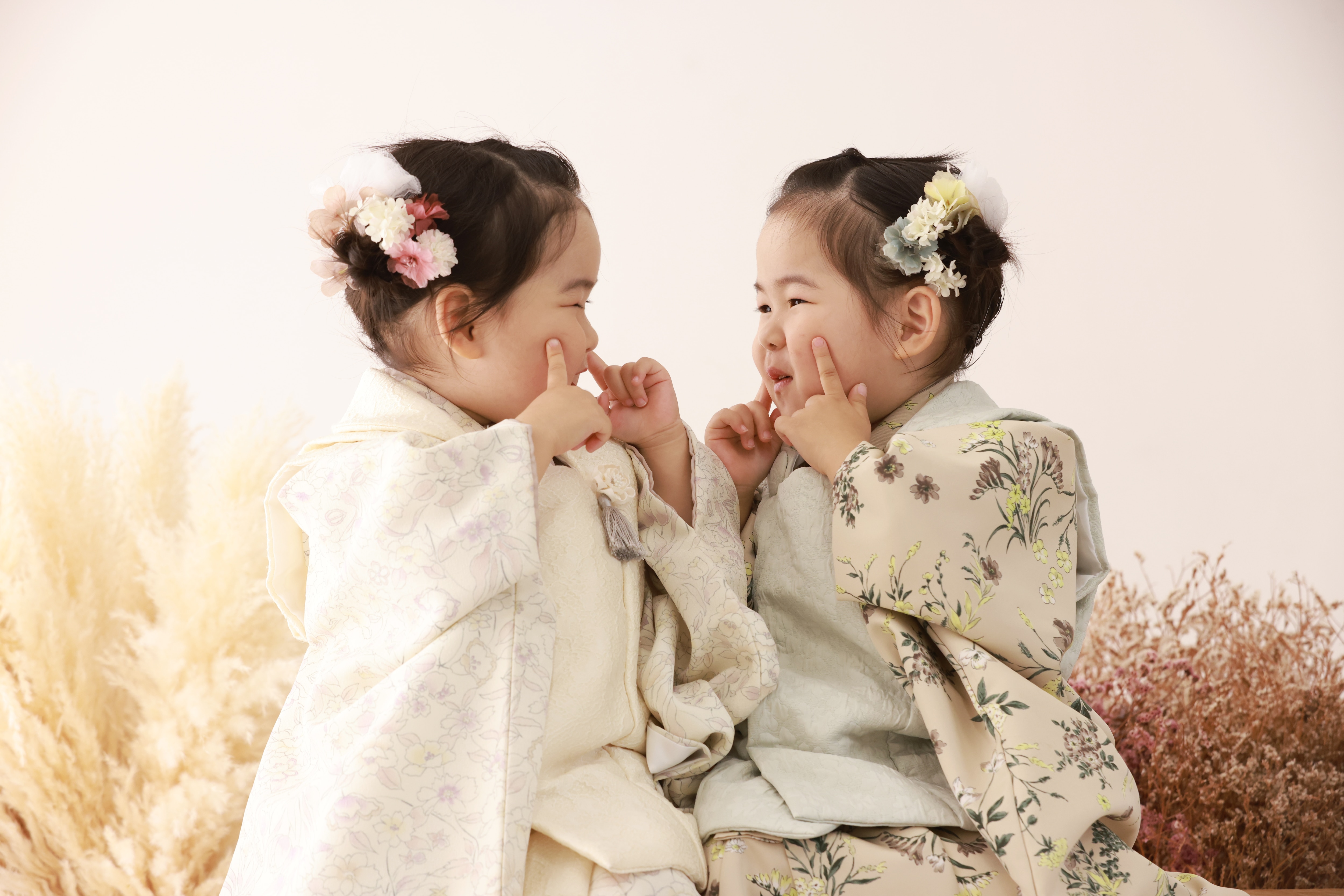 双子 赤ちゃんの写真素材写真素材なら「写真AC」無料 フリー ダウンロードOK